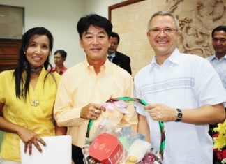 Andre Brulhart (right), general manager of the Centara Grand Mirage Beach Resort Pattaya and Sukanya Wongdornma (left), financial controller paid a visit to Chonburi Governor Wichit Chatpaisit to wish him a happy and prosperous new year.